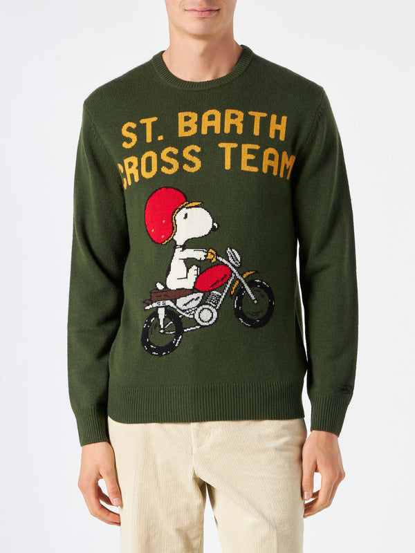 Man military green sweater with Snoopy print | PEANUTS™ SPECIAL EDITION