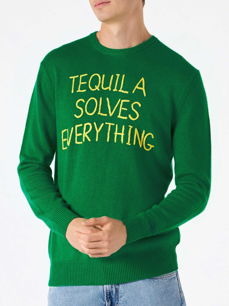 Grüner Herrenpullover mit Tequila solves everything Stickerei