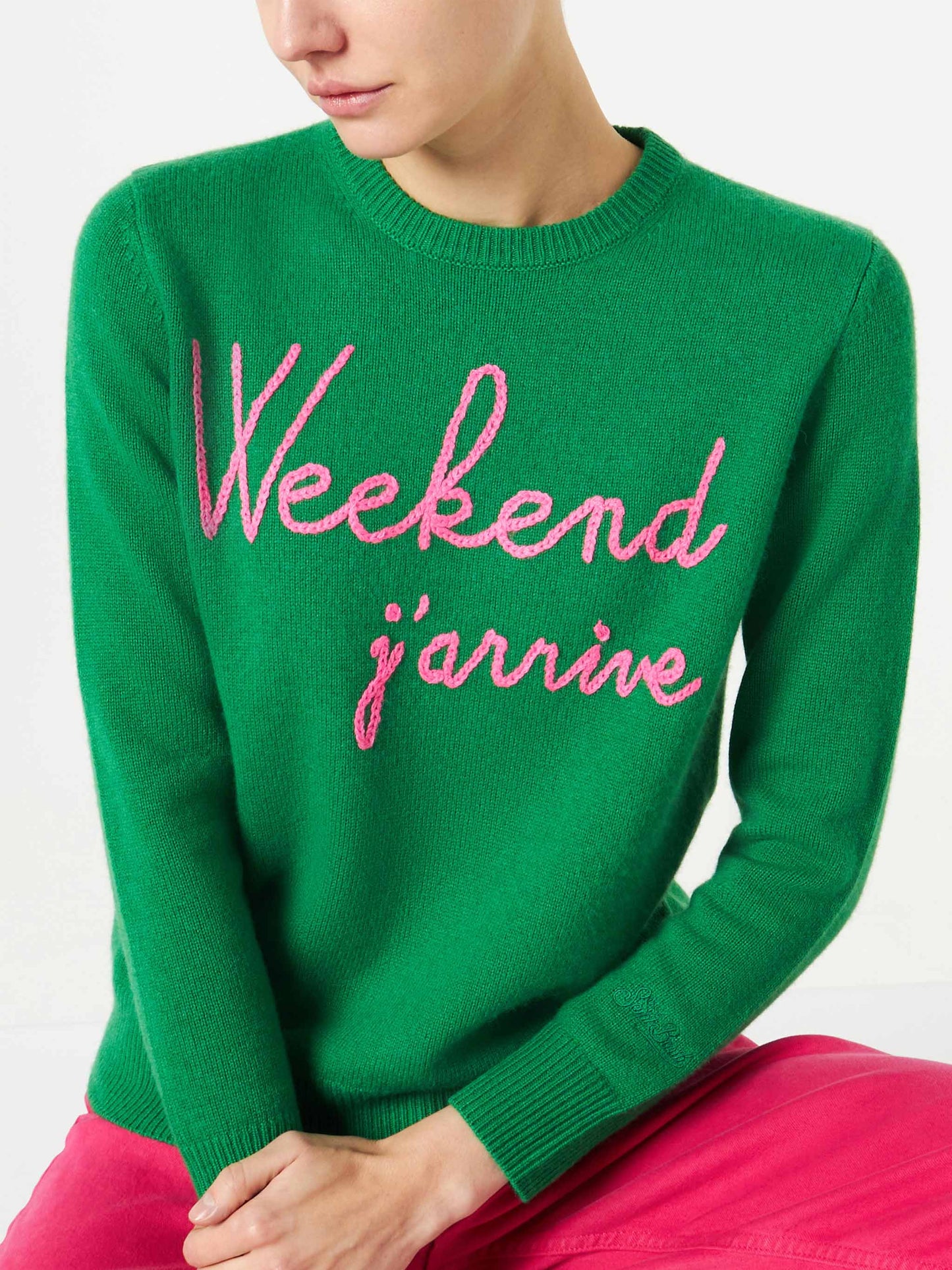 Maglione verde con ricamo Weekend j'arrive rosa fluo