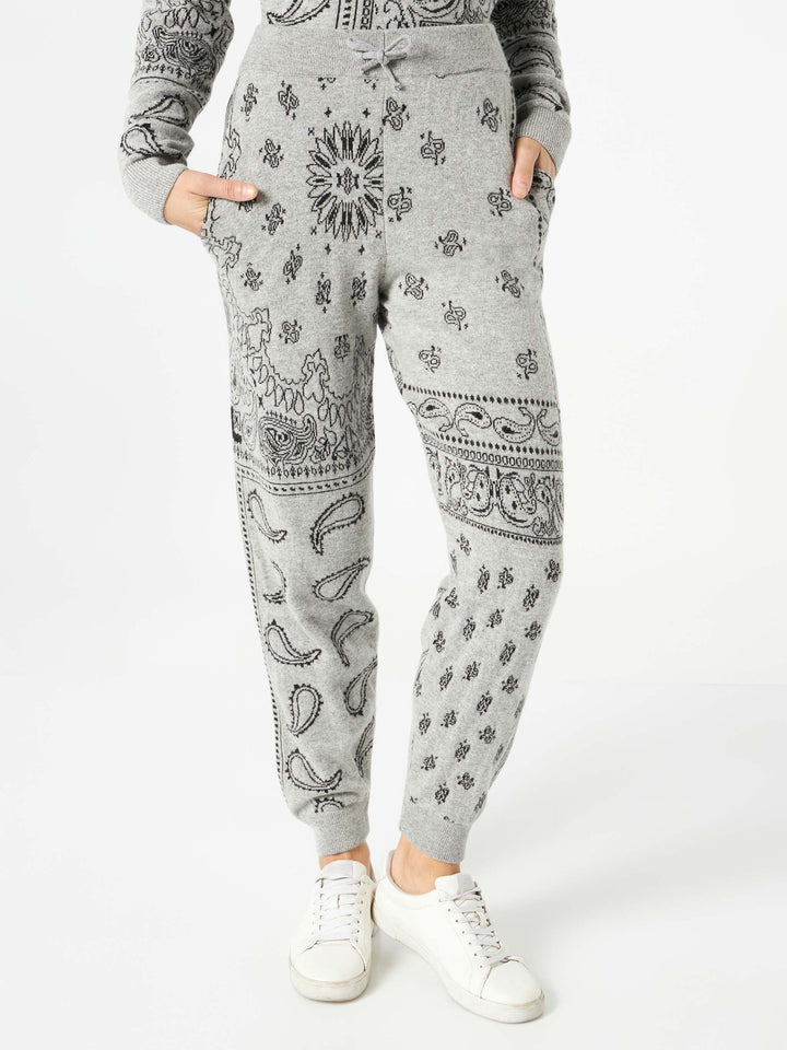 Woman lightweight knit sweatpants with grey bandanna print