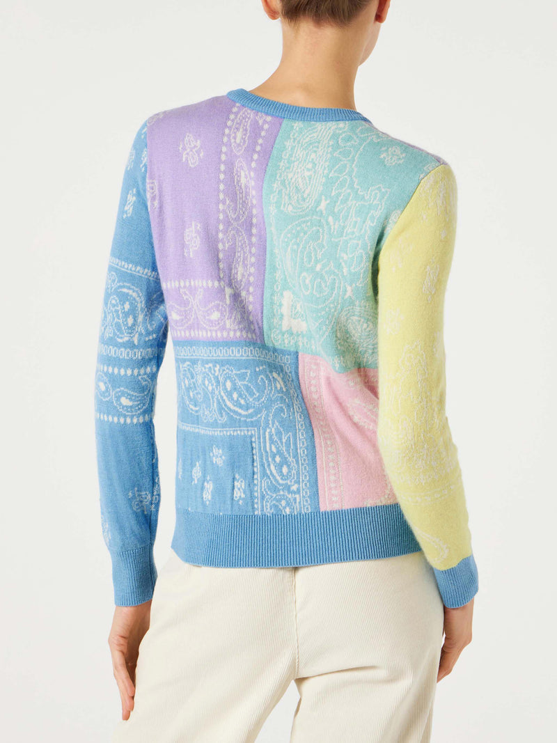 Woman brushed sweater with bandanna print