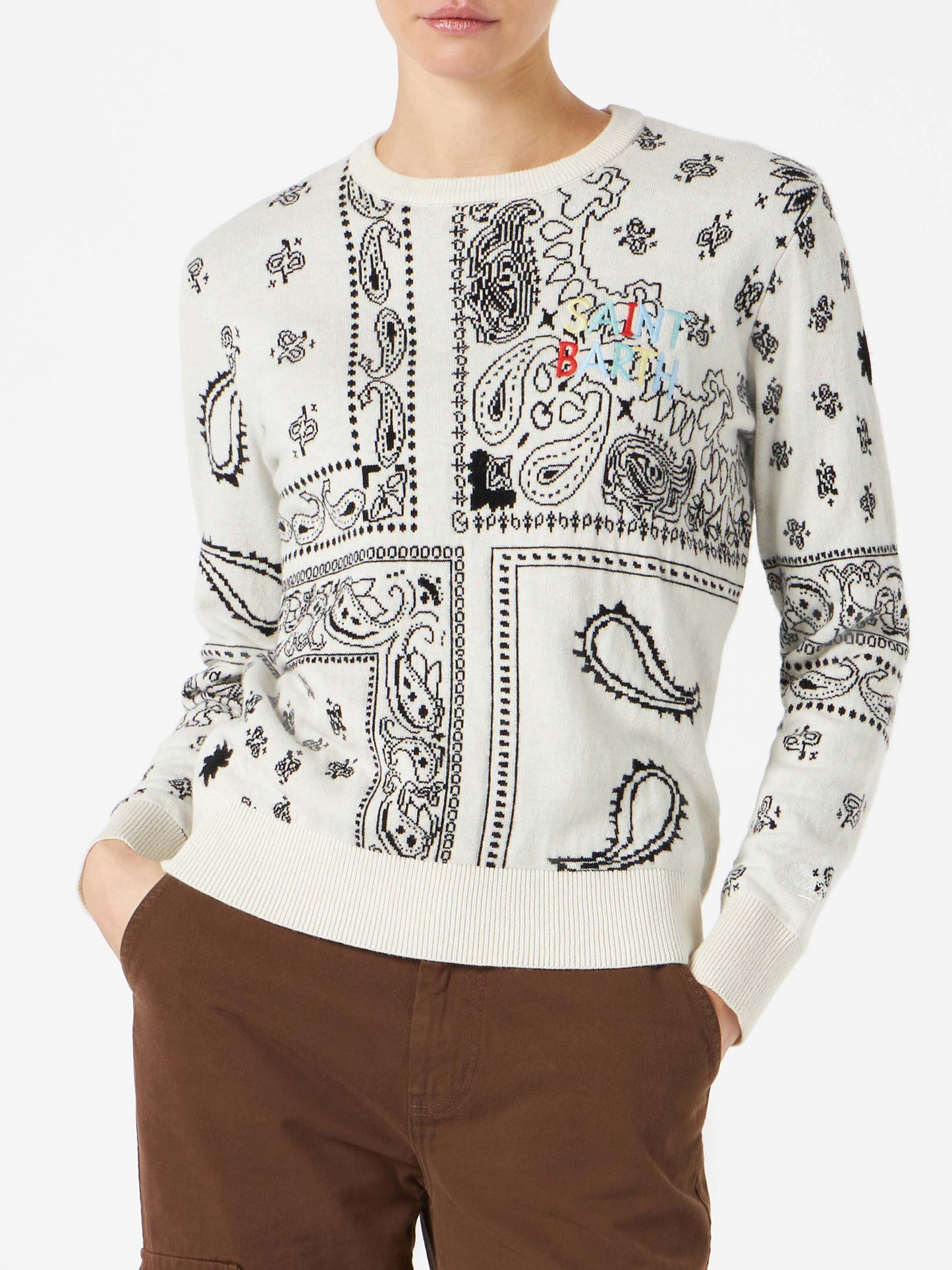 Damenpullover mit aufgesticktem Bandana-Print