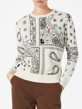 Damenpullover mit aufgesticktem Bandana-Print