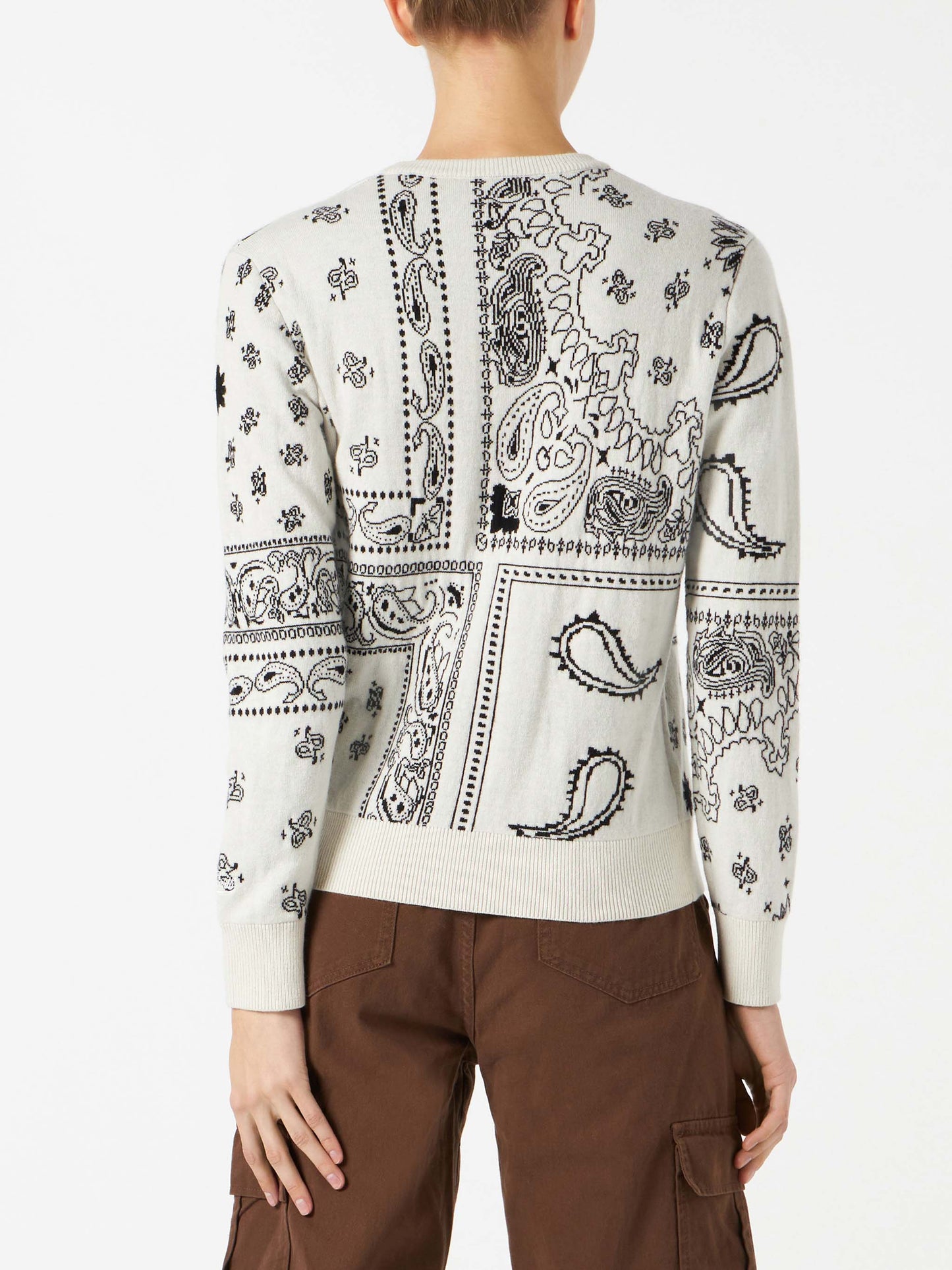 Damenpullover mit aufgesticktem Bandana-Print