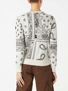 Damenpullover mit aufgesticktem Bandana-Print