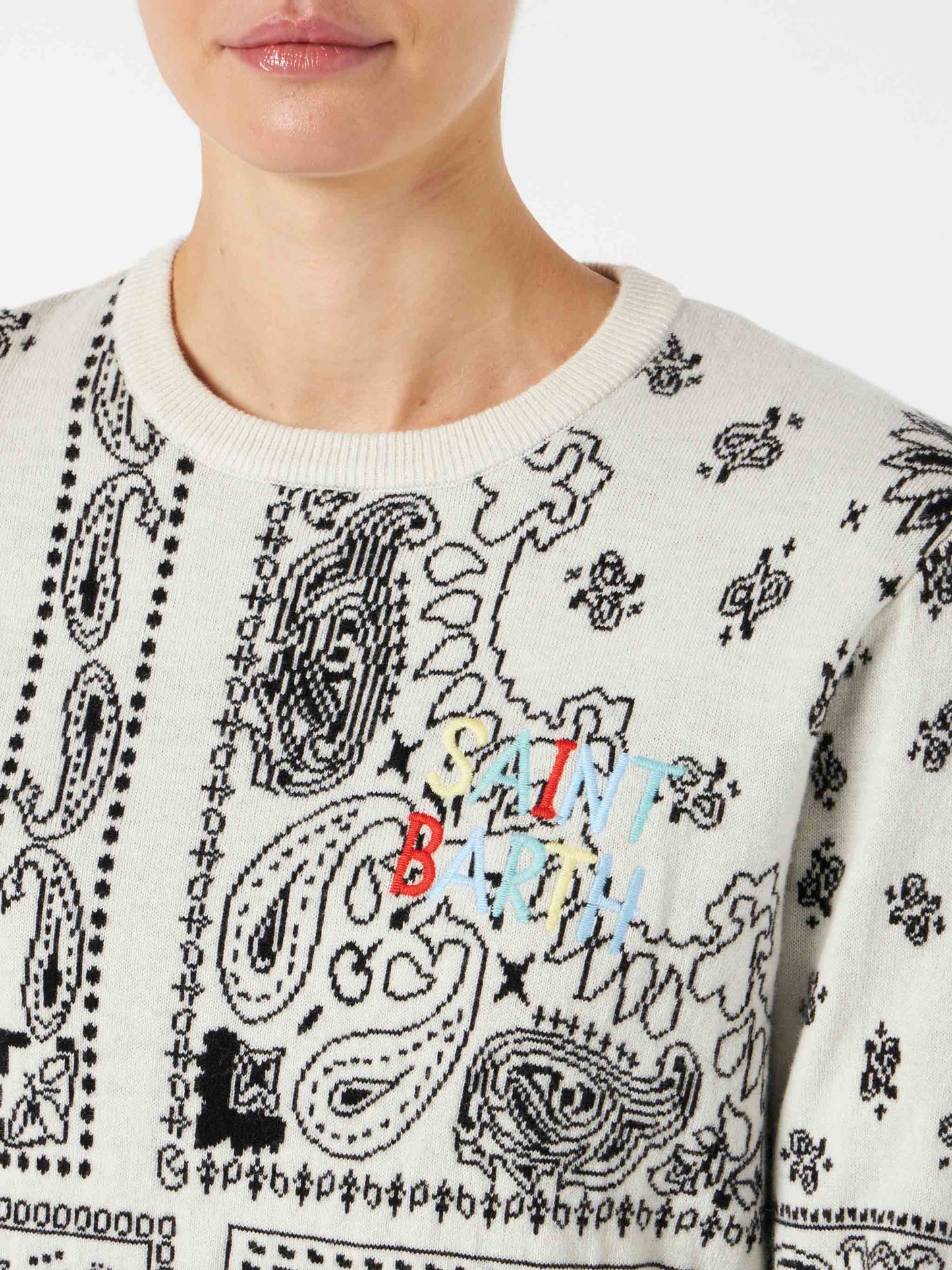 Damenpullover mit aufgesticktem Bandana-Print