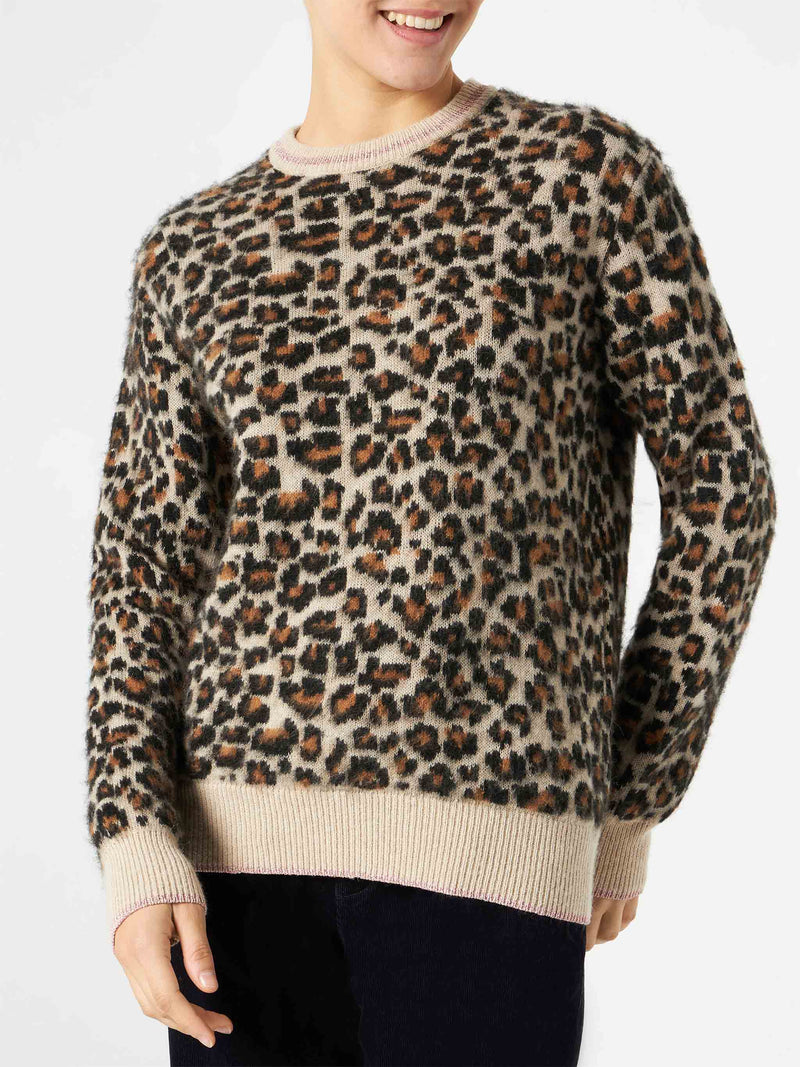 Woman brushed sweater with leopard pattern