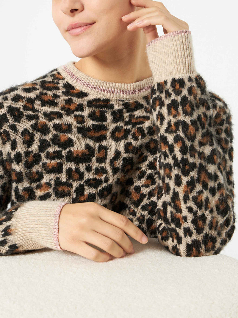 Woman brushed sweater with leopard pattern