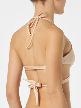 Top a triangolo avvolgente da donna beige lucido